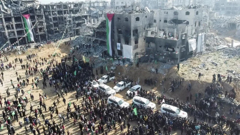 Gazze'de tarihi anlar: Hamas lideri Sinvar'ın evinin önünde esir takası