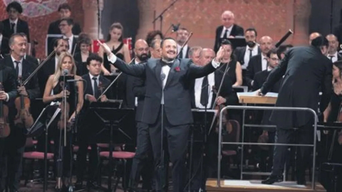 İki Soprano bir tenor aynı sahnede
