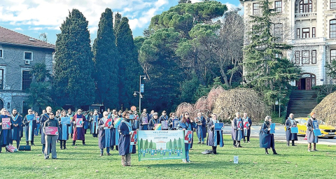 Kayyum Rektör iktidarı suçladı!