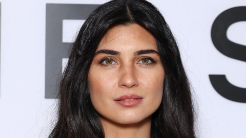 Oyuncu Tuba Büyüküstün'ün Paris günlükleri! Siyah dekolteli tarzıyla büyüledi