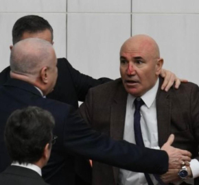 Meclis'te Kan Aktı! Akın Gürlek Yemin Ederken Yumruklar Havada Uçuştu