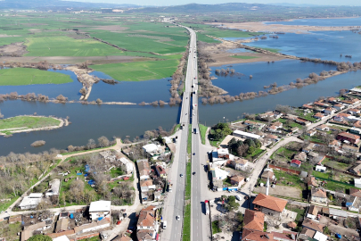 Bursa'da yağışlar göl seviyesini yükseltince evlerin bahçeleri sular altında kaldı