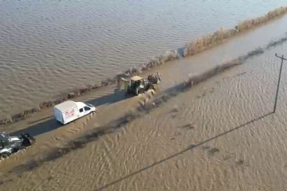 Sel sularında araçta mahsur kalan sürücü ekiplerce kurtarıldı
