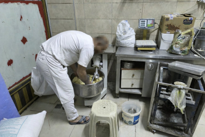 Tatlı hamurunu ayağıyla çiğnedi!