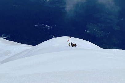 Uludağ’ın zirvesindeki donmuş Türk Bayrağını dağcılar değiştirdi