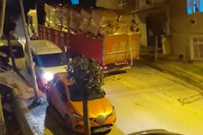 Aşırı yükten kayan kamyon, 2 aracı kağıt gibi ezdi!