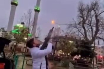 Magandalıkta sınır tanımadı, pompalıyla ateş açıp sosyal medyada yayınladı