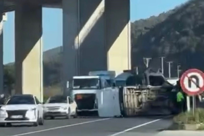 Devrilen minibüs, yolun karşısına geçti!