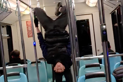 Bursa'da iki gencin metroda sergilediği "sıra dışı" hareketler!