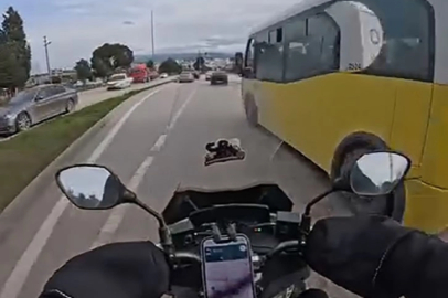 Bursa’da otobüs motosikletlinin önüne kırdı