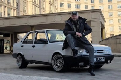 1995 model Tofaş "16" plakası ile New York sokaklarında