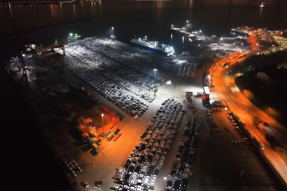 Haydarpaşa Limanı’nda gece sevkiyatı : 2026 model araçlar limana indirildi!