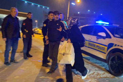 Babası kaputun üstünde oturup polise direndi… Yüksek sesle seyreden sürücünün aracı trafikten men edildi