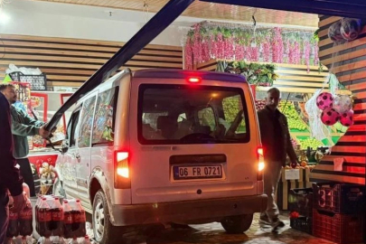 Ehliyetsiz sürücü aracıyla markete daldı!