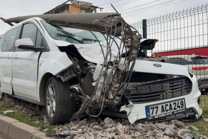 Bursa’da direğe çarptı; 2 kişi yaralandı!