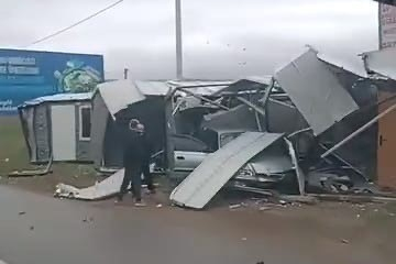 Bursa’da kontrolden çıkan otomobil prefabrik yapıya girdi!