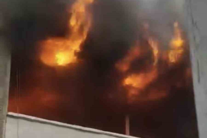 Bursa’da binanın çatısı alevlere teslim oldu