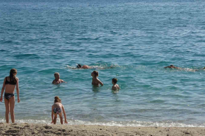 Antalya'da tatil sezonu açıldı: Akın ettiler!