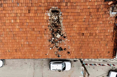 Çürüyen baca otomobilin üzerine yıkıldı