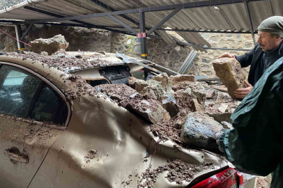 Bursa’da yağıştan duvar çöktü, 3 lüks otomobil zarar gördü