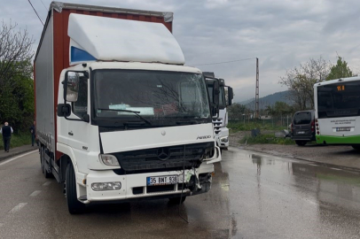 Belediye otobüsü ile nakliye kamyonu çarpıştı: 2 yaralı