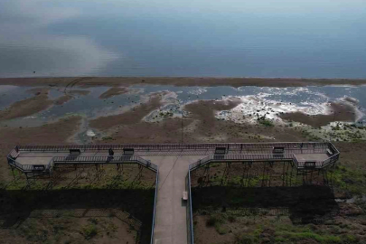 İznik Gölü’nde su çekilmesi alarm veriyor...İskele karada kaldı