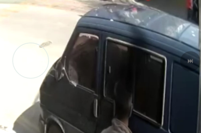 Tamir etmek için altına girdiği minibüsün altında kaldı