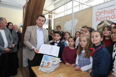 Başkan Erkan Aydın Bursa 23. Kitap Fuarı’nda çocuk yazarlarla buluştu
