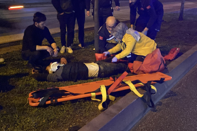 Düşürdüğü telefonu alırken otomobil çarptı: O anlar kamerada