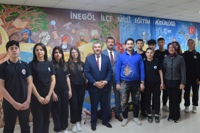 Engelli öğretmen hayal gücünü kullandı, Türkiye Yüzyılı Maarif Modeli müfredatını duvara resmetti