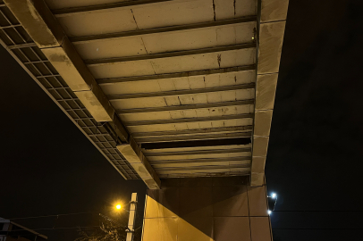 Bursa’da ölümden dönüldü: Üst geçit demiri yola düştü