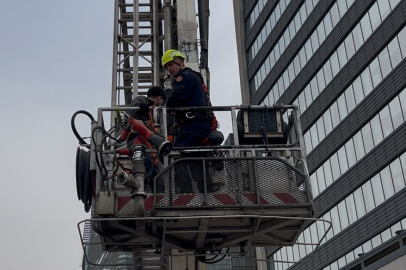 22 Katlı Hastanede Cam Silerken Mahsur Kaldılar!