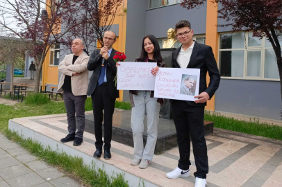 Öğretmen ve Öğrenciler Çiçeklerle Karşılandı