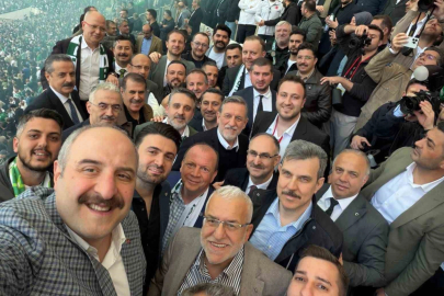 Mustafa Varank'tan şampiyonluk özçekimi!