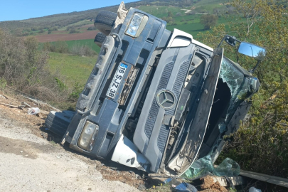 Beton mikseri şarampole yuvarlandı