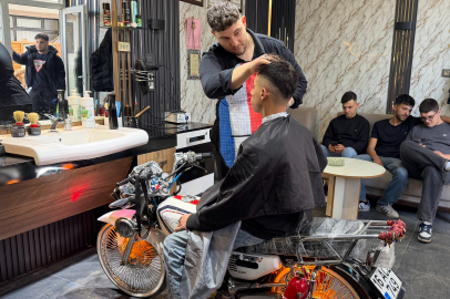 Motoru berber koltuğuna çevirdi, ilgi patladı!