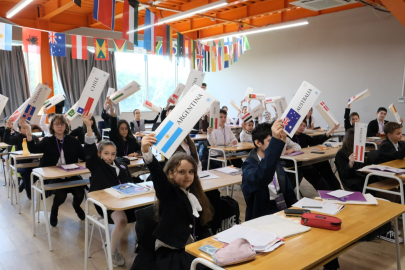 Türk ve Rus öğrenciler aynı masada
