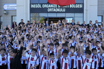 OSB Ortaokulunda 1.100 öğrenciye İnegölspor forması dağıtıldı