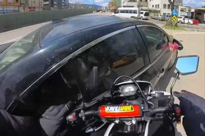 Motosiklet otomobile çarptı... O anlar kask kamerasına yansıdı