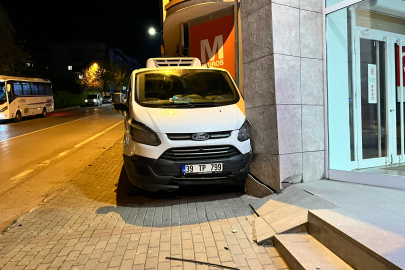 El freni boşalan minibüs duvara çarparak durdu!