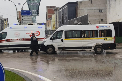 Kamyon ile servis minibüsü çarpıştı: 4 kişi yaralandı!