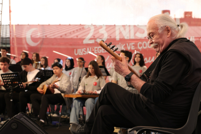 Cahit Berkay gençlerle aynı sahnede buluştu!