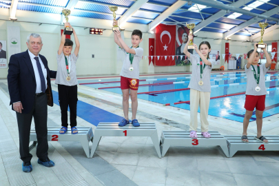 Osmangazi Yüzme Şenliği’nde kupalar sahiplerini buldu