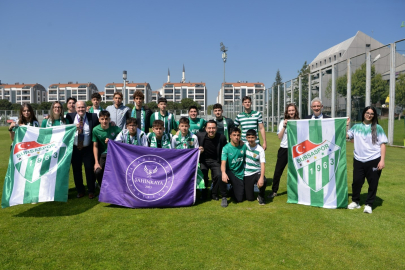 Minik taraftarlardan şampiyona moral ziyareti