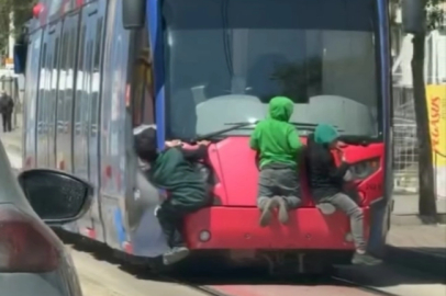 Tramvayın arkasına tutunan çocuklar yürekleri ağza getirdi!