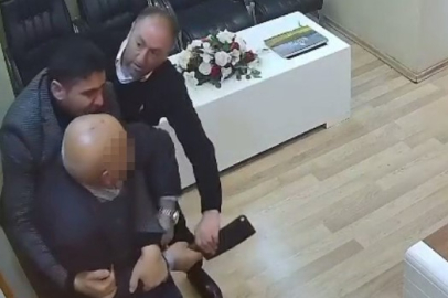 Belediye binasında satırlı saldırı kamerada!