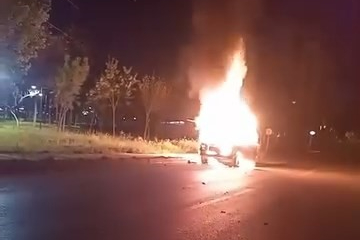 Bursa’da park halindeki otomobil alev aldı!