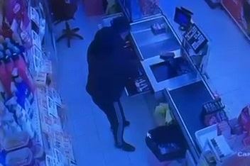 Market soygunu kamerada: Para ve sigarayı alıp kaçtı!