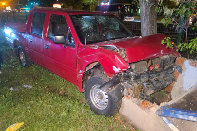 Bursa’da kontrolden çıkan kamyonet refüje çarptı: 1 yaralı