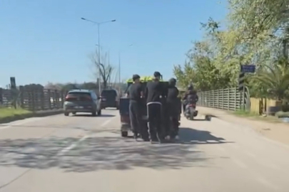 Bursa’da ölümüne yolculuk: Patenli gençler kamyonete tutundu!